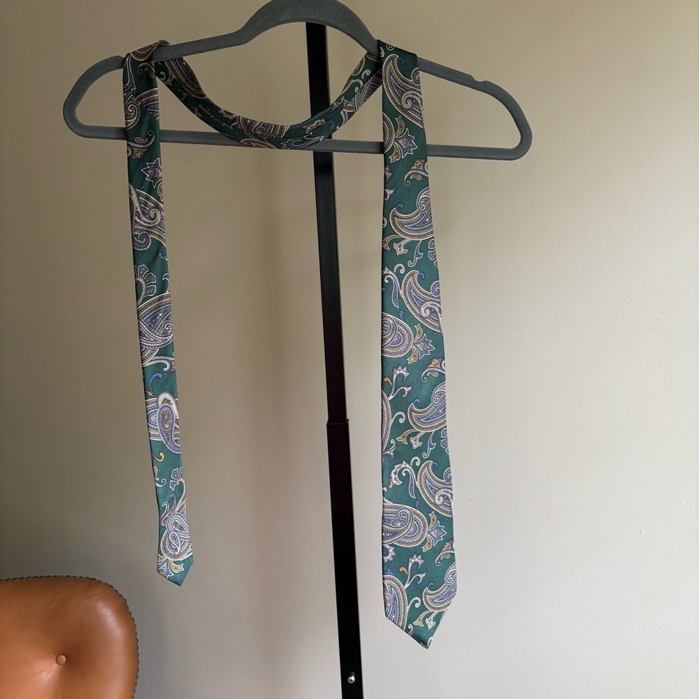 Geoffrey Beene Green and White Paisley Tie